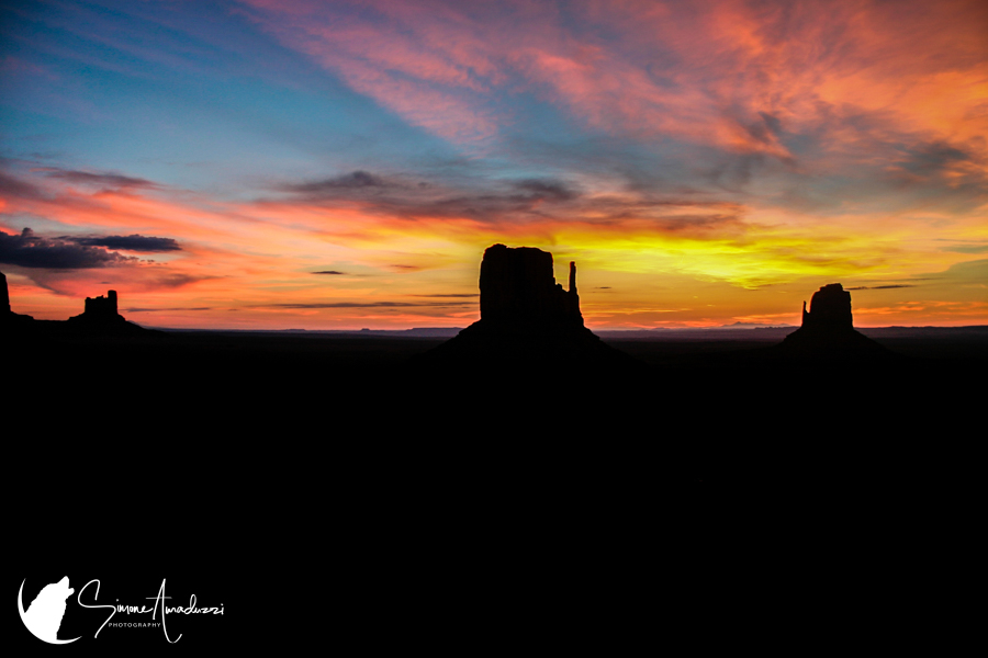 Raising the Sisters 
Do you like sunsets and sunrises? You can find my collection by visiting the link in my bio!

To find this, visit https://simoneamaduzziphotography.com/product/emerald-night-3/
To find more, head to linktr.ee/simoneamaduzziphotography
.
.
.
.
#2k25 #canon #natgeo #canonusa #canonphoto #naturelovers #natgeoyourshot #canon1dxmarkii #canonphotography #photo #photography #photographer #Fineart #fineartprints #fineartphoto #fineartphotography #landscape #landscapephotography #monumentvalley #utah #arizona #sunset #sunrise